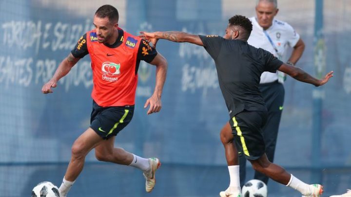 Seleção brasileira faz treino preparativo para o jogo com o México