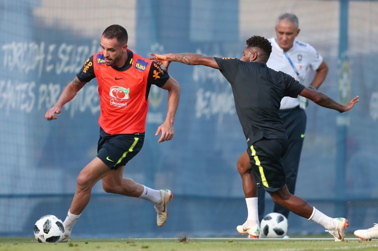 Seleção brasileira faz treino preparativo para o jogo com o México