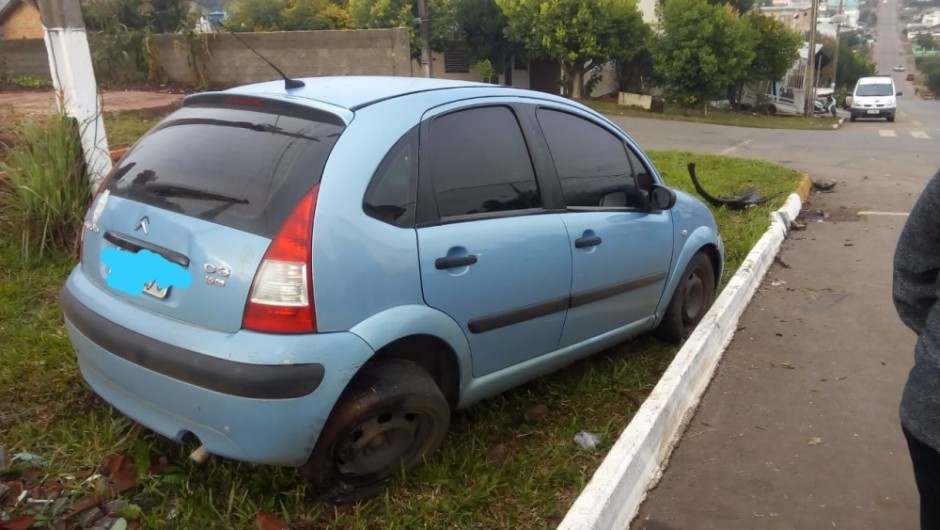 Colisão entre dois veículos na Efapi