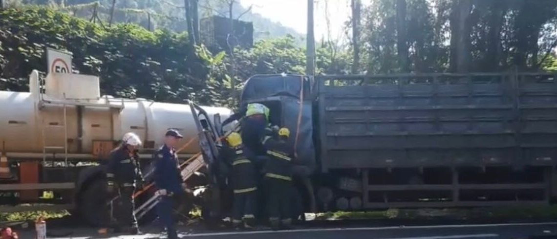 Motorista fica preso as ferragens em acidente entre dois caminhões em Joaçaba