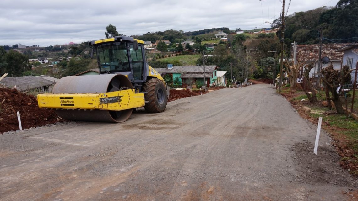 Ruas do bairro Vila Real recebem asfalto