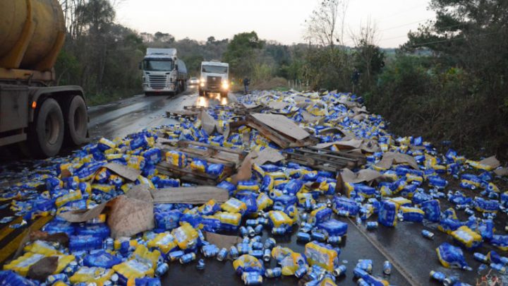 Carga de cervejas cai de carreta no RS em Rondinha