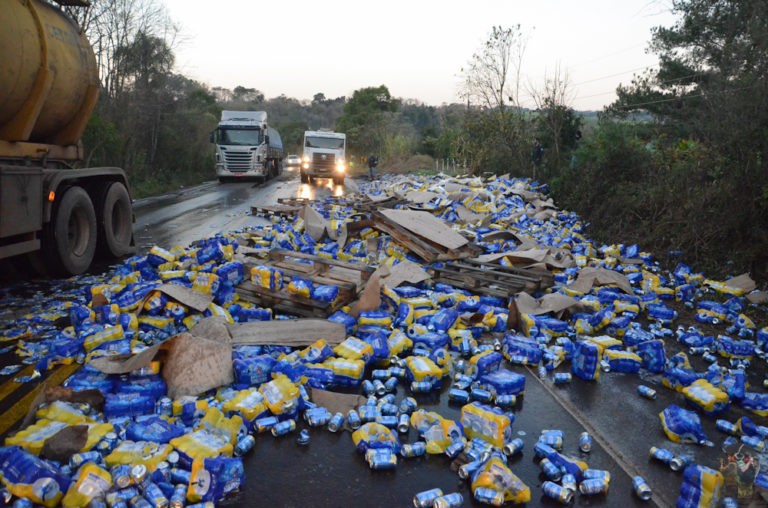 Carga de cervejas cai de carreta no RS em Rondinha