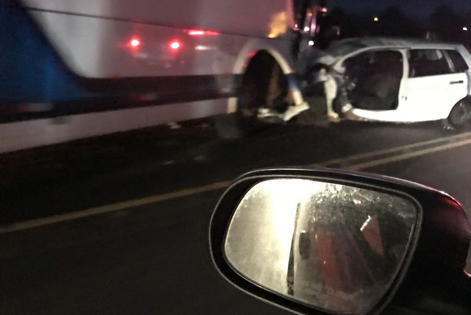 Acidente entre carro e ônibus mata uma pessoa e deixa outras duas feridas na BR-282