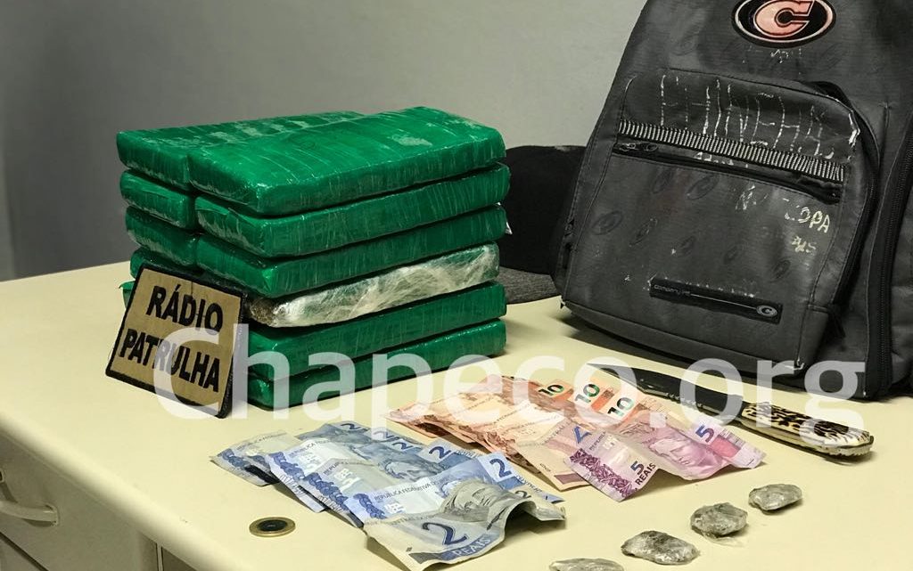 Homens são abordados em Chapecó e PM encontra 12 tabletes de maconha