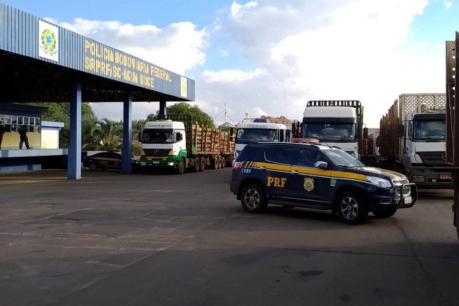 PRF flagra oito carretas com excesso de peso na BR 153 em Água Doce
