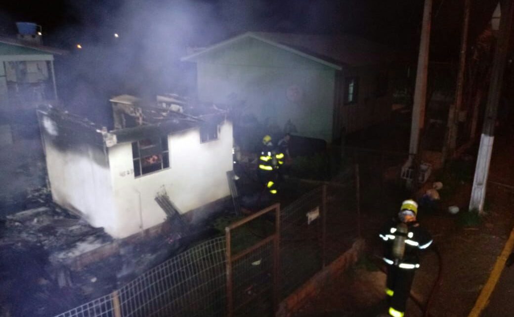 Casa é destruída pelo fogo no bairro Efapi