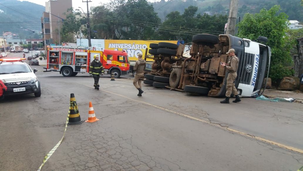 Caminhão capota na SC 283 em Seara