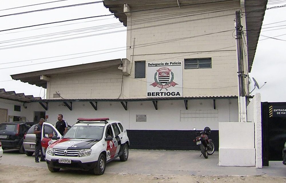 Bebê sai de casa sozinho e morre após ser atropelado por carro em manobra