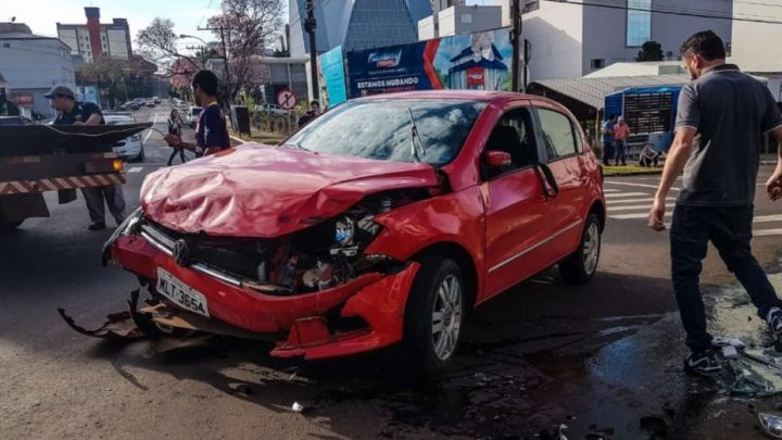 Violência no trânsito: Veículo tomba após colisão lateral em São Miguel do Oeste – Veja o vídeo