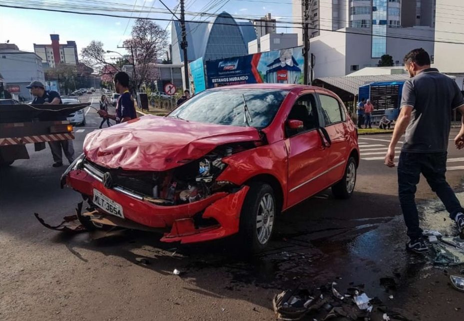 Violência no trânsito: Veículo tomba após colisão lateral em São Miguel do Oeste – Veja o vídeo