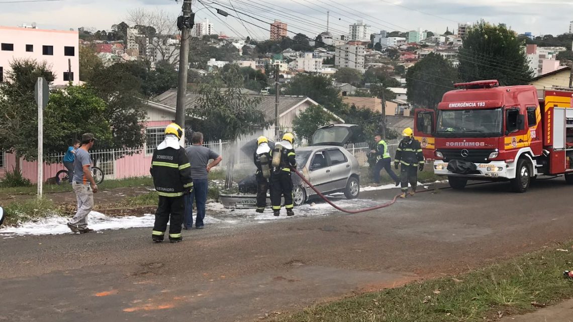 Veículo pega fogo no bairro Santa Maria