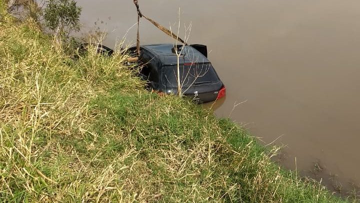 Veículo é encontrado dentro de açúde com 300kg de maconha pela PRE
