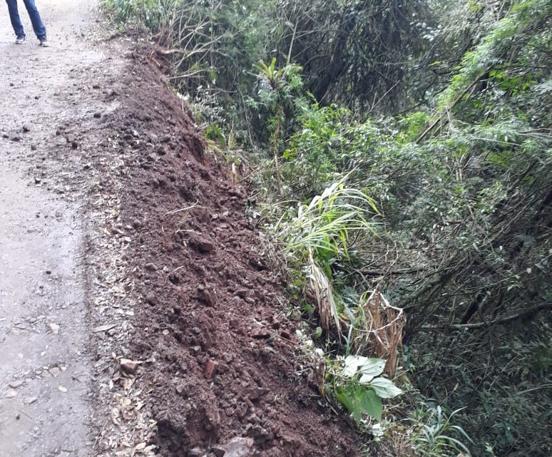 Caminhonete sai da pista e despenca em barranco