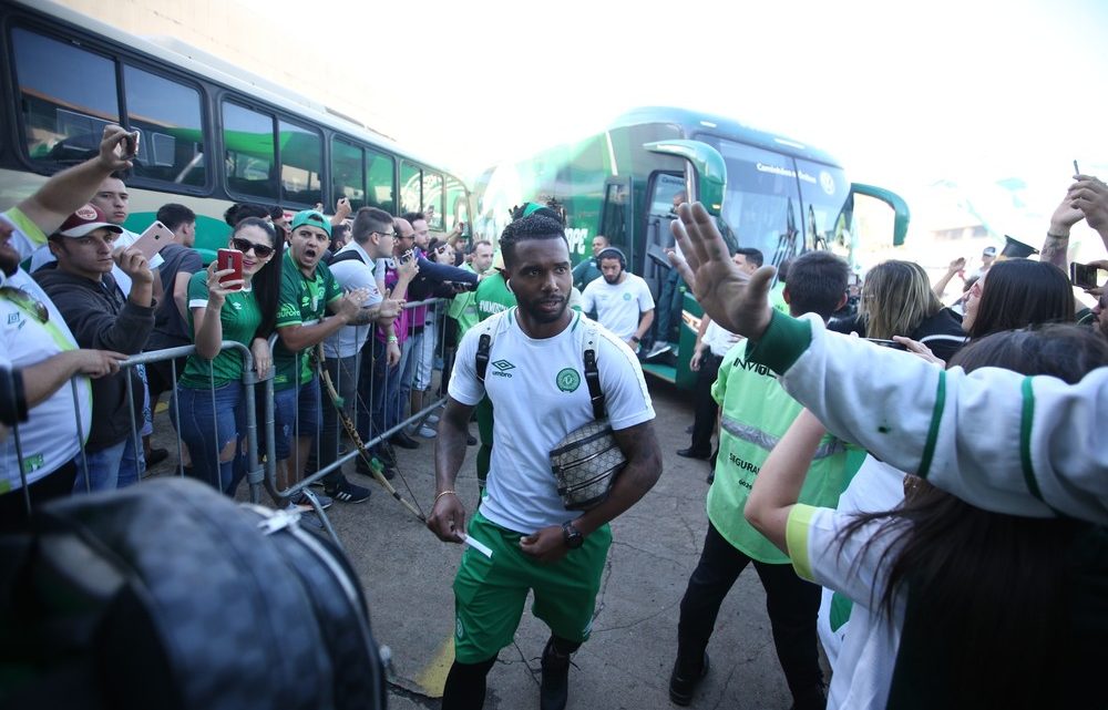 Luiz Antonio se despede da Chape e viaja para assinar com o Al-Shabab, da Arábia Saudita