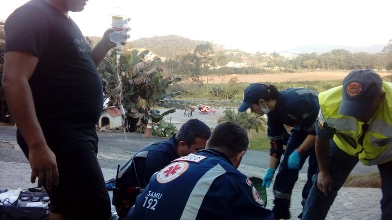 Menino de 2 anos é internado após ser encontrado desacordado no fundo de piscina