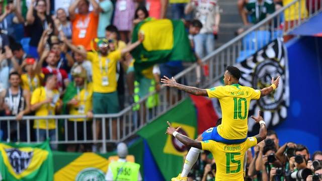 Brasil elimina o México com gols de Neymar e Firmino e avança