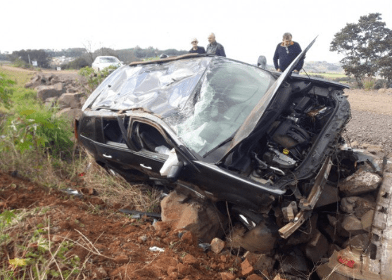 Veículo de Chapecó capota em São José do Cedro