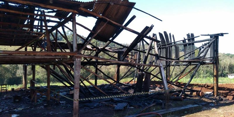 Bombeiros atendem incêndio em galpão no interior de Caibi