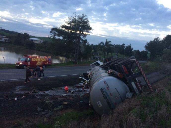 Carreta de Chapecó tomba no RS vazando 43 mil litros de etanol