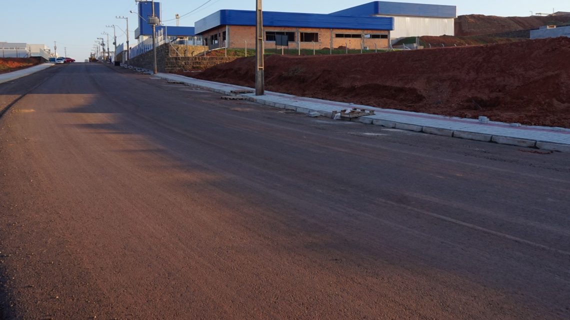 Ruas do Distrito Industrial recebem asfalto