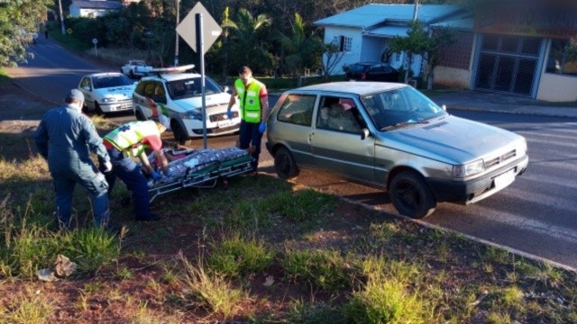 Motorista embriagado passa mal e é flagrado dormindo dentro de veículo