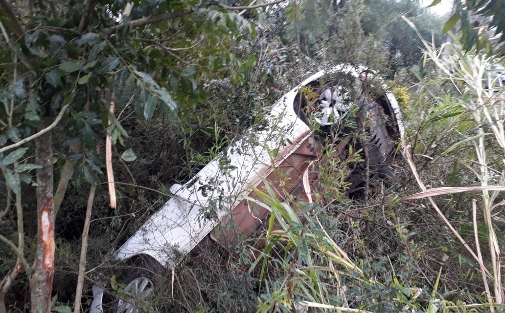 Carro capota na Água Amarela em Chapecó