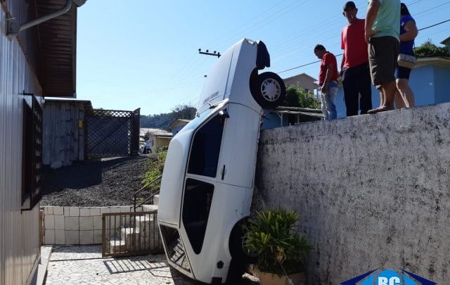 Veículo desanda de garagem e caiu no pátio da residência vizinha em Capinzal