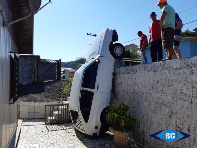 Veículo desanda de garagem e caiu no pátio da residência vizinha em Capinzal