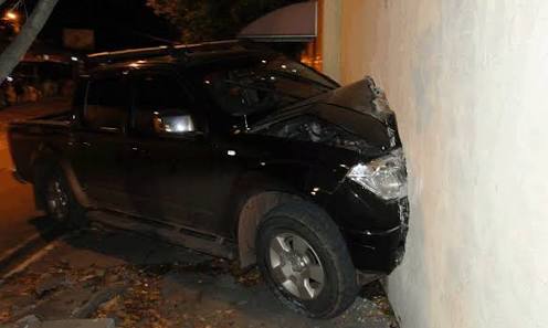 Estacionada na garagem caminhonete se liga sozinha e derruba muro