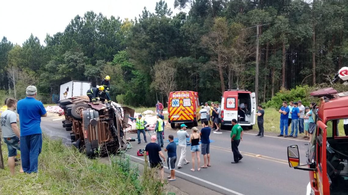 Colisão frontal envolvendo dois caminhões é registrada na SC-157