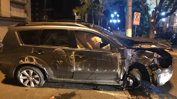 Homem embriagado provoca acidente no centro de Chapecó