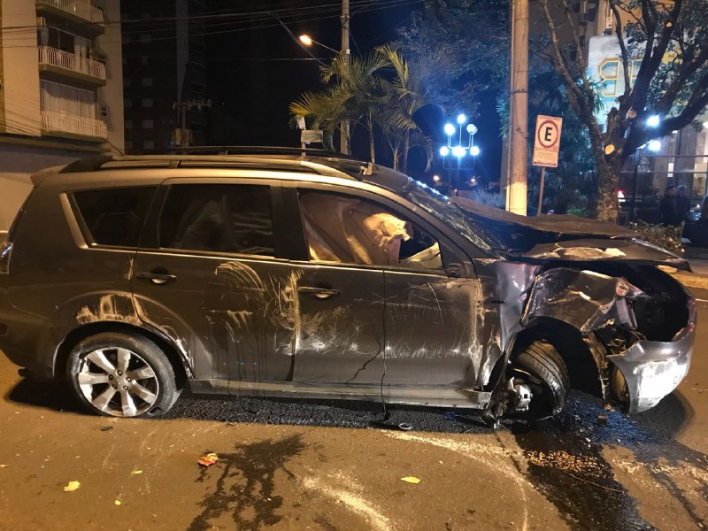 Homem embriagado provoca acidente no centro de Chapecó