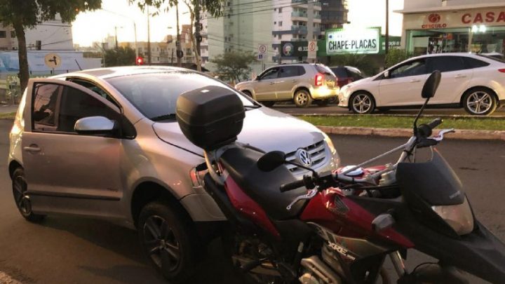 Carro e moto se envolvem em acidente na rua Sete de Setembro em Chapecó