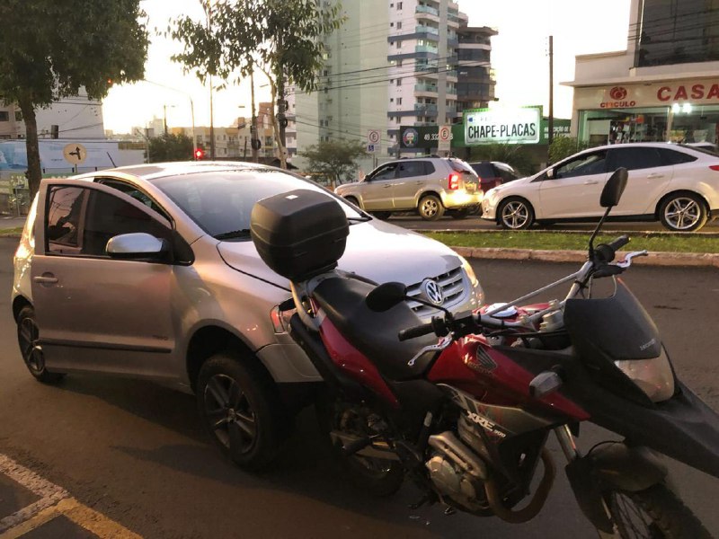 Carro e moto se envolvem em acidente na rua Sete de Setembro em Chapecó