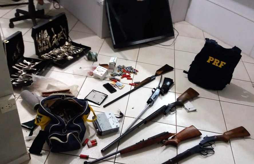 PRF encontra armas, munições e objetos roubados ao atender acidente na BR 282 em Xaxim