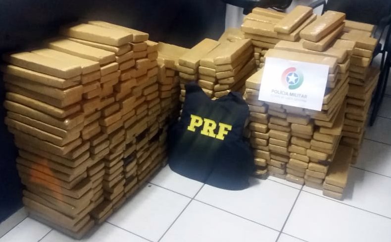 Ação conjunta PRF e PM apreende veículo clonado com quase 500 quilos de maconha no norte de Santa Catarina