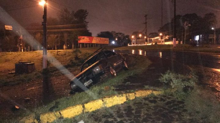 Veículo é encontrado caído em barranco na rotatória da BRF