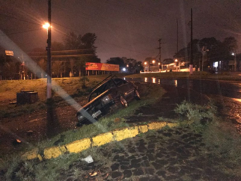 Veículo é encontrado caído em barranco na rotatória da BRF