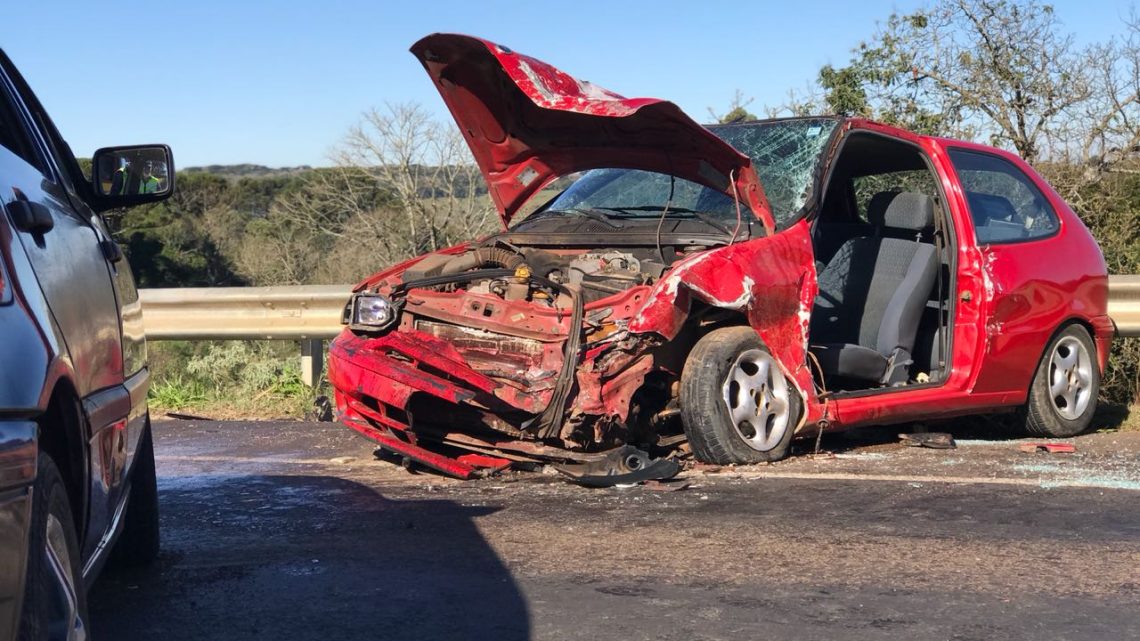 Grave acidente entre veículos na SCT 480 deixa vítimas presas nas ferragens no distrito Marechal Bormann