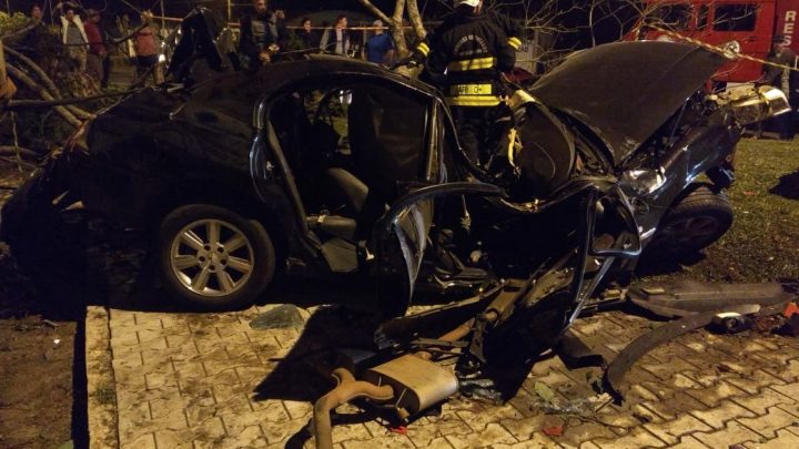 Veículo fica destruído e casal sofre ferimentos graves em acidente na BR-153 em Concórdia