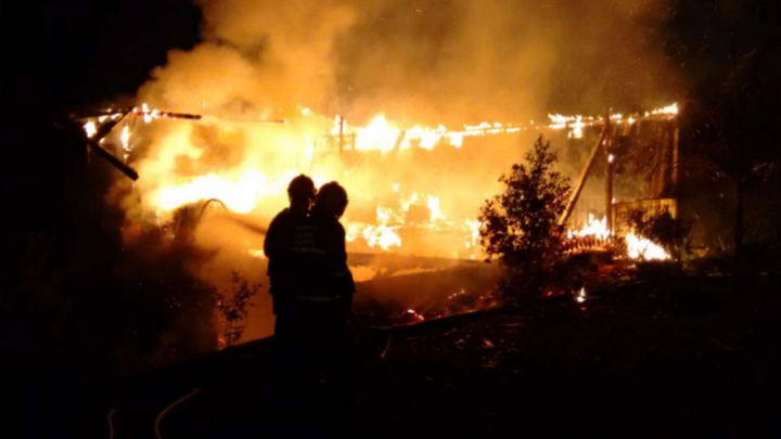 Casa é destruída pelo fogo no interior de Mondaí