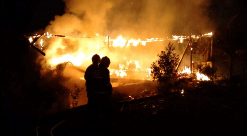 Casa é destruída pelo fogo no interior de Mondaí