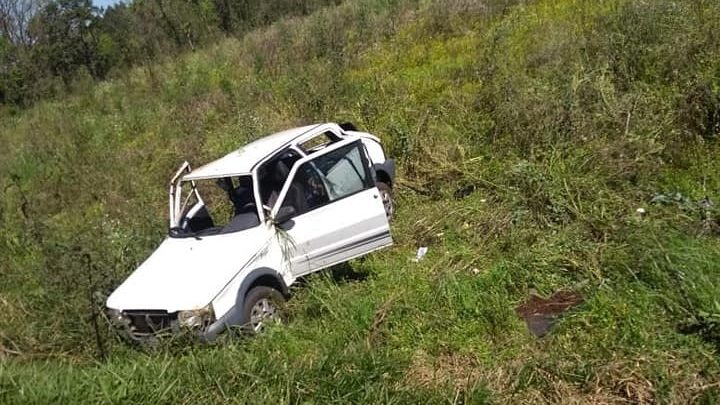 Automóvel com três ocupantes sai da pista na BR-282