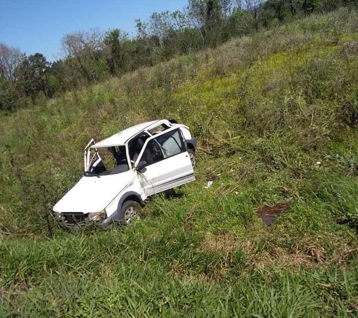 Automóvel com três ocupantes sai da pista na BR-282