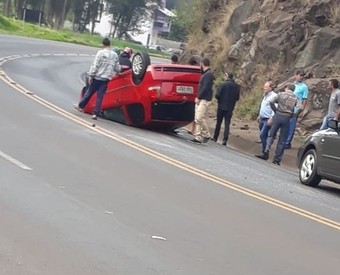 Capotamento é registrado na SC-157 em Cordilheira Alta