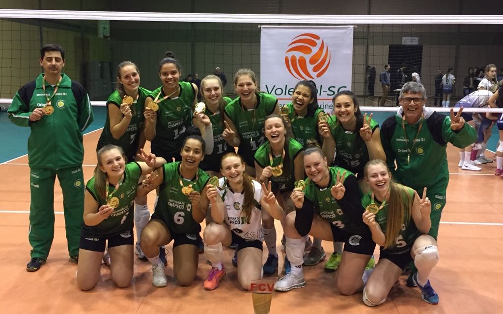 Vôlei feminino de Chapecó comemora  bicampeonato estadual