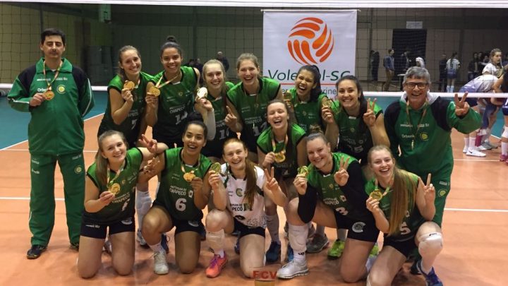 Vôlei feminino de Chapecó comemora  bicampeonato estadual