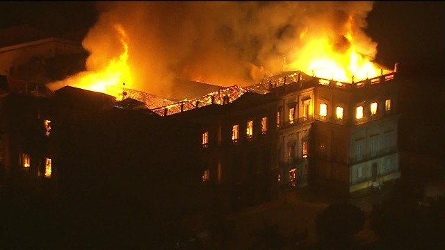 Incêndio de grandes proporções destrói Museu Nacional no Rio de Janeiro