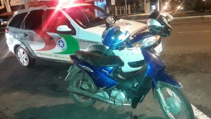 PM detém dupla com motoneta furtada e maconha na Av. Getúlio Vargas